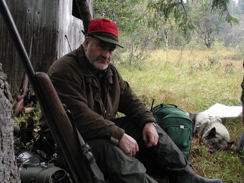 2003 Furuskogmyra_3.jpg - Kåre ved kåken i Furuskogmyra